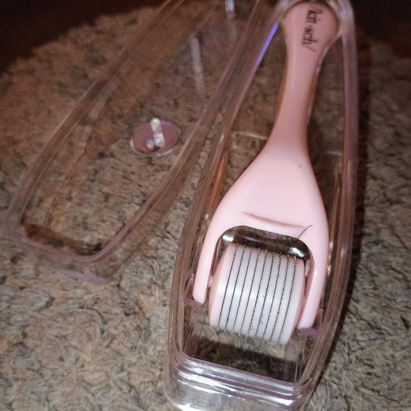 Pink Facial Roller in Clear Packaging - Picture 2 of 4